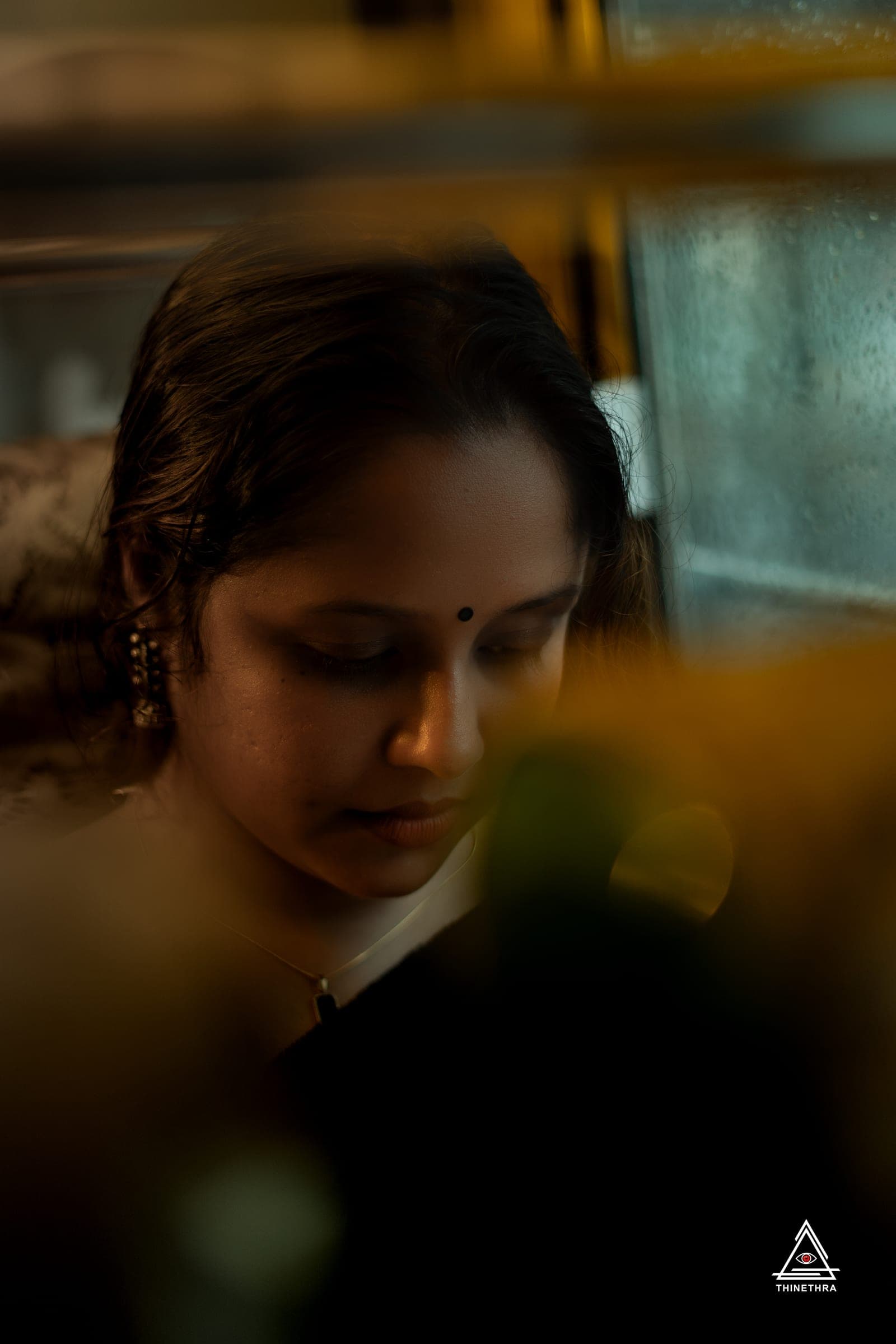 Portrait of Sandu in a black saree in the city, photo 7 of 26