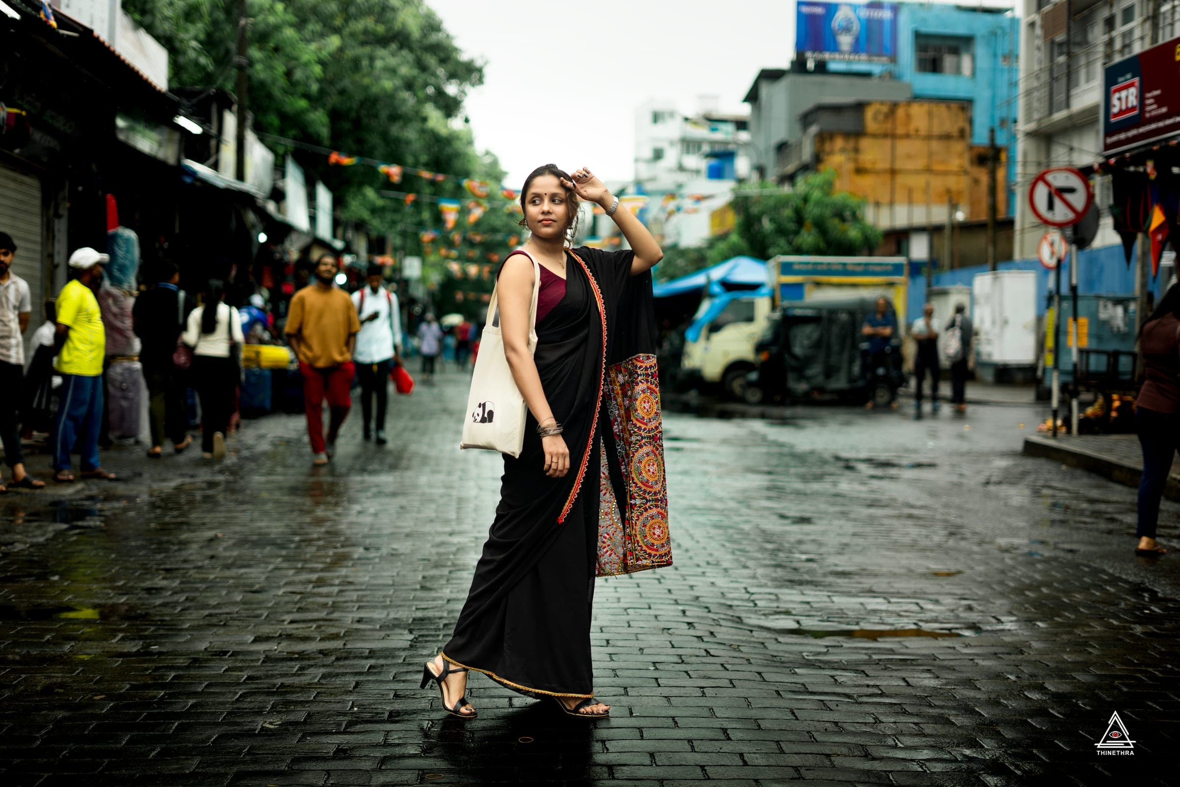 Portrait of Sandu in a black saree in the city, photo 10 of 26