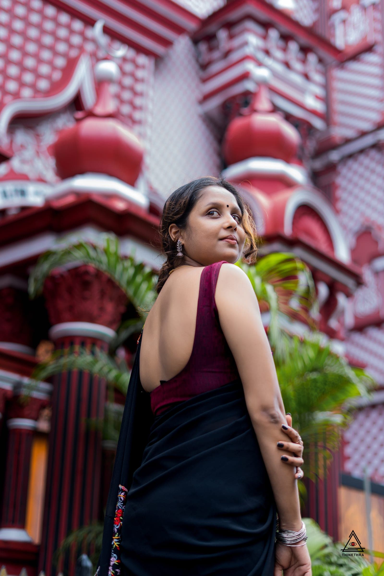 Portrait of Sandu in a black saree in the city, photo 15 of 26