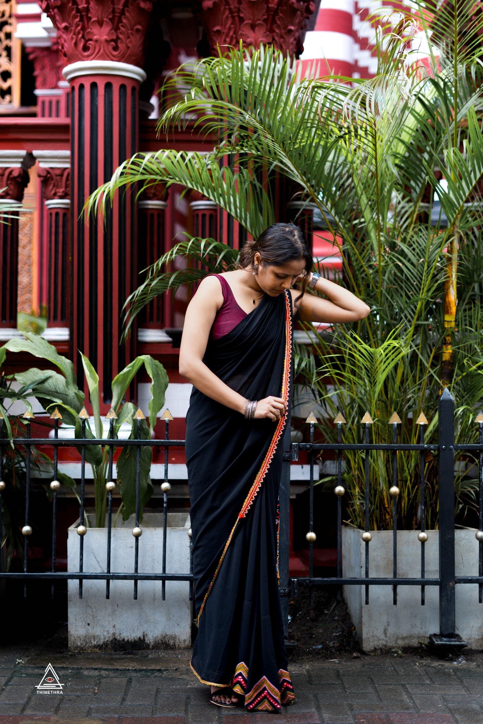 Portrait of Sandu in a black saree in the city, photo 16 of 26