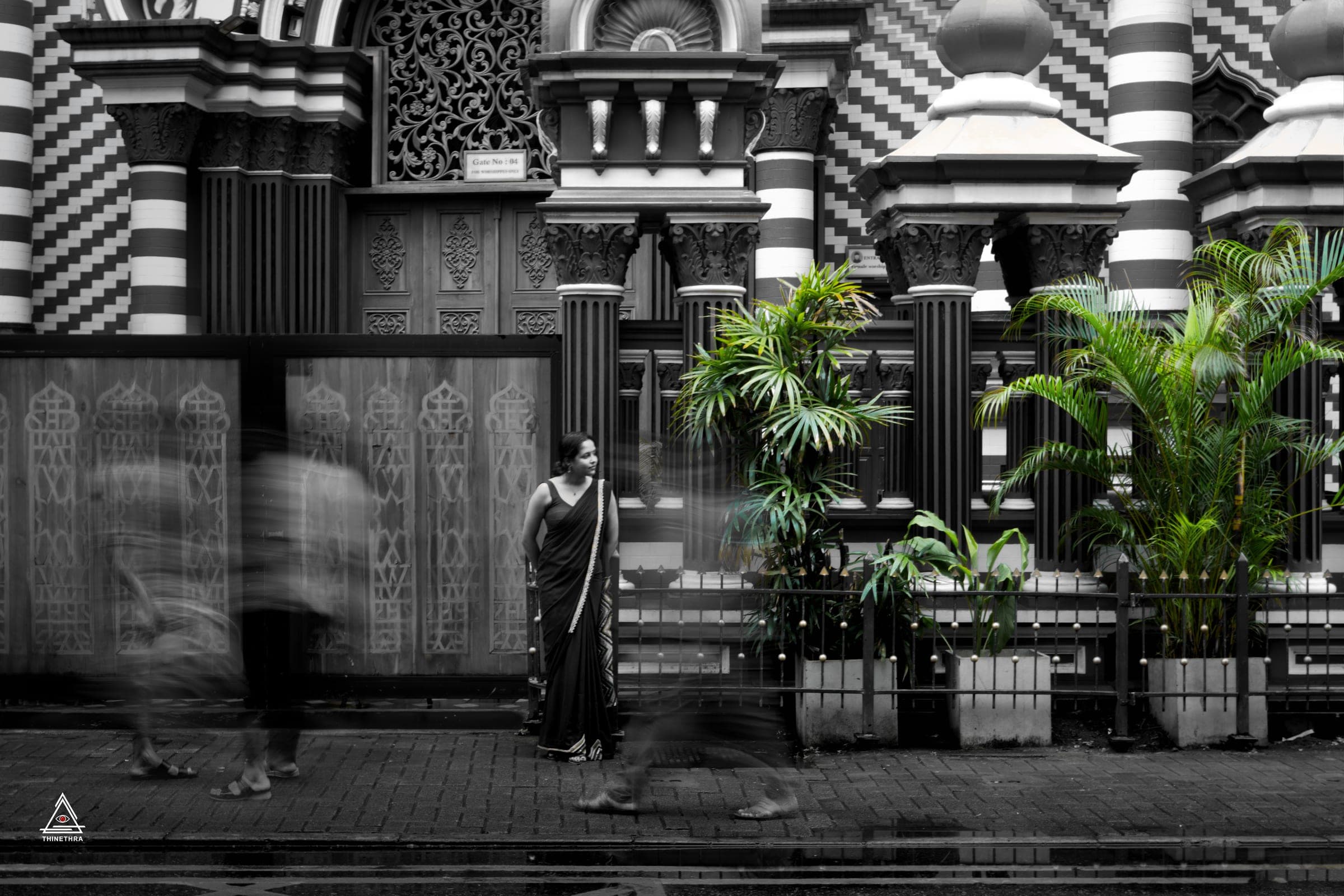 Portrait of Sandu in a black saree in the city, photo 18 of 26