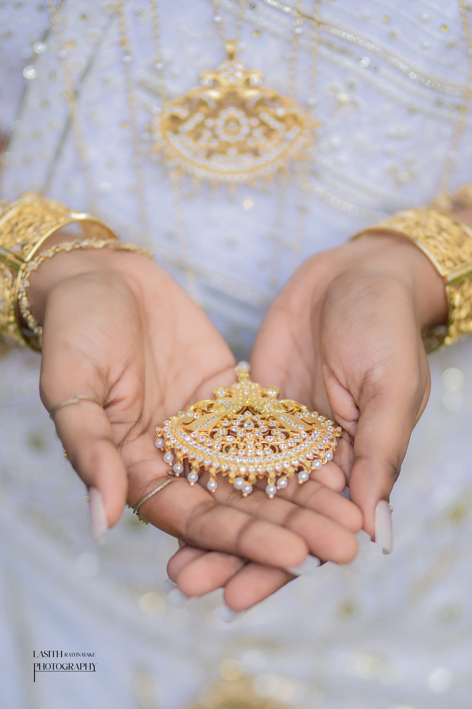 Tharushi and her groom in Kandyan wedding dress, photo 3 of 27
