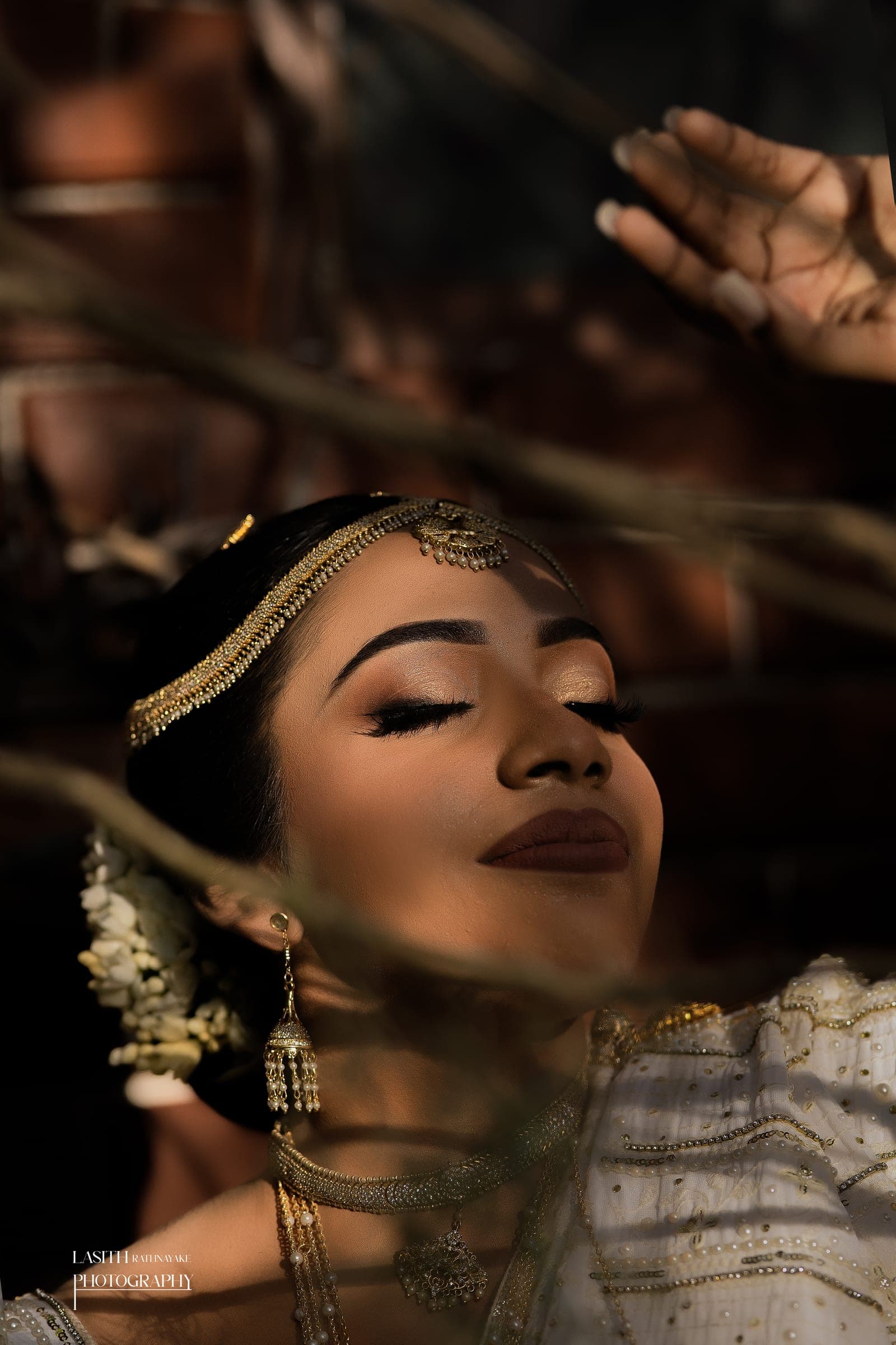 Tharushi and her groom in Kandyan wedding dress, photo 12 of 27