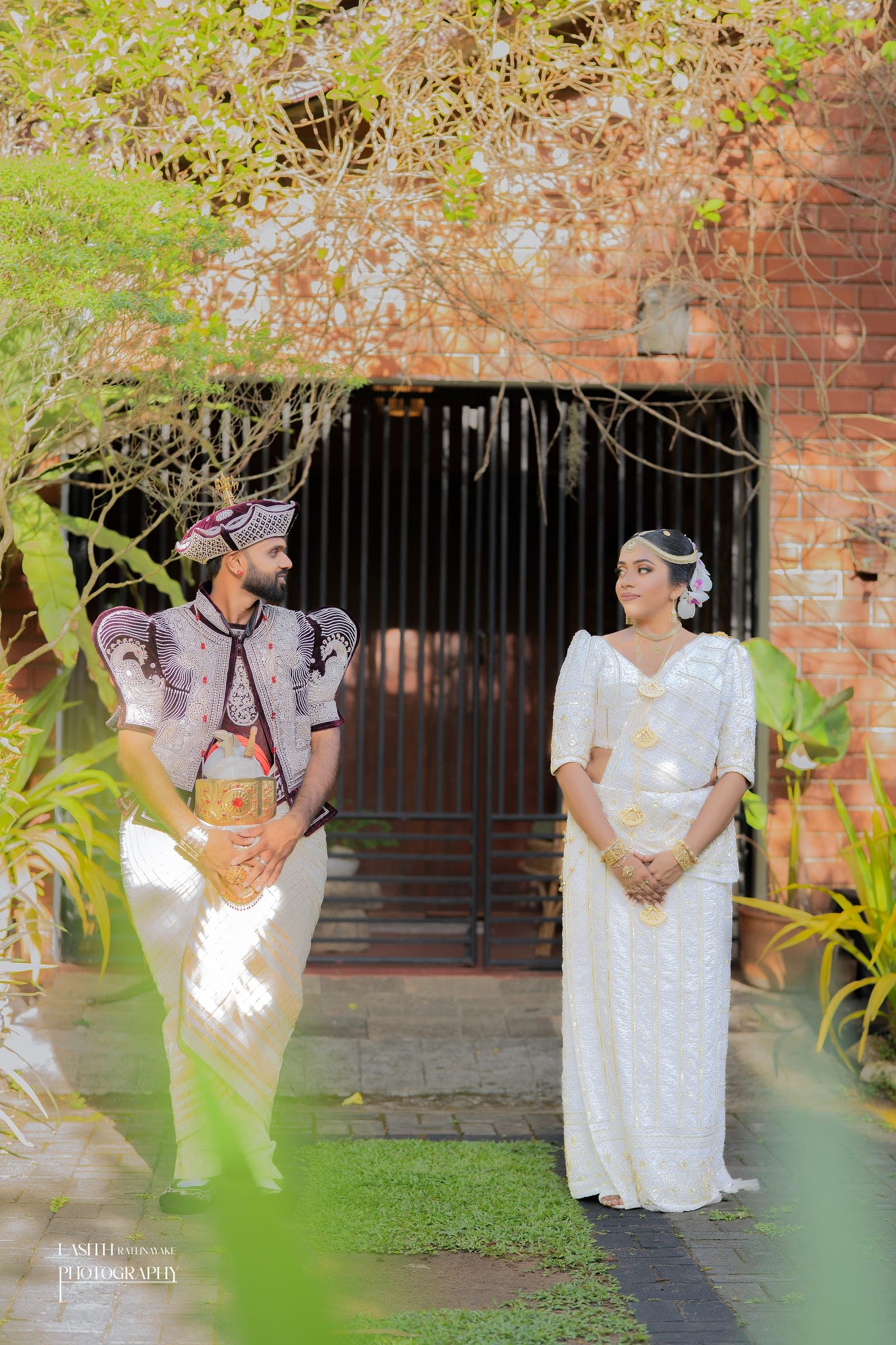 Tharushi and her groom in Kandyan wedding dress, photo 14 of 27
