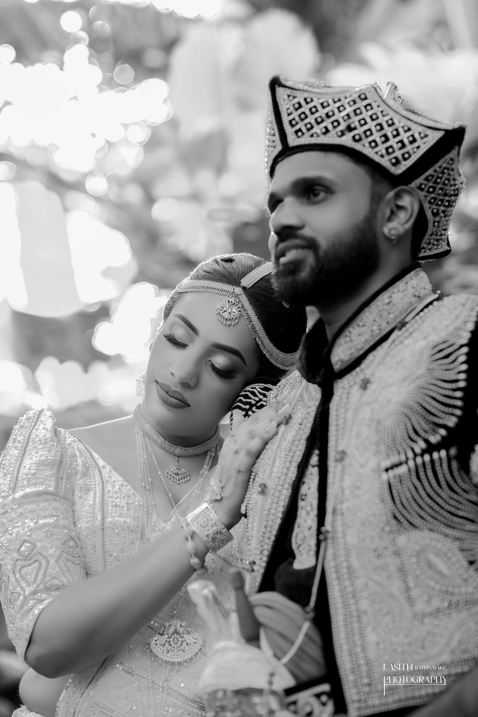 Tharushi and her groom in Kandyan wedding dress, photo 15 of 27