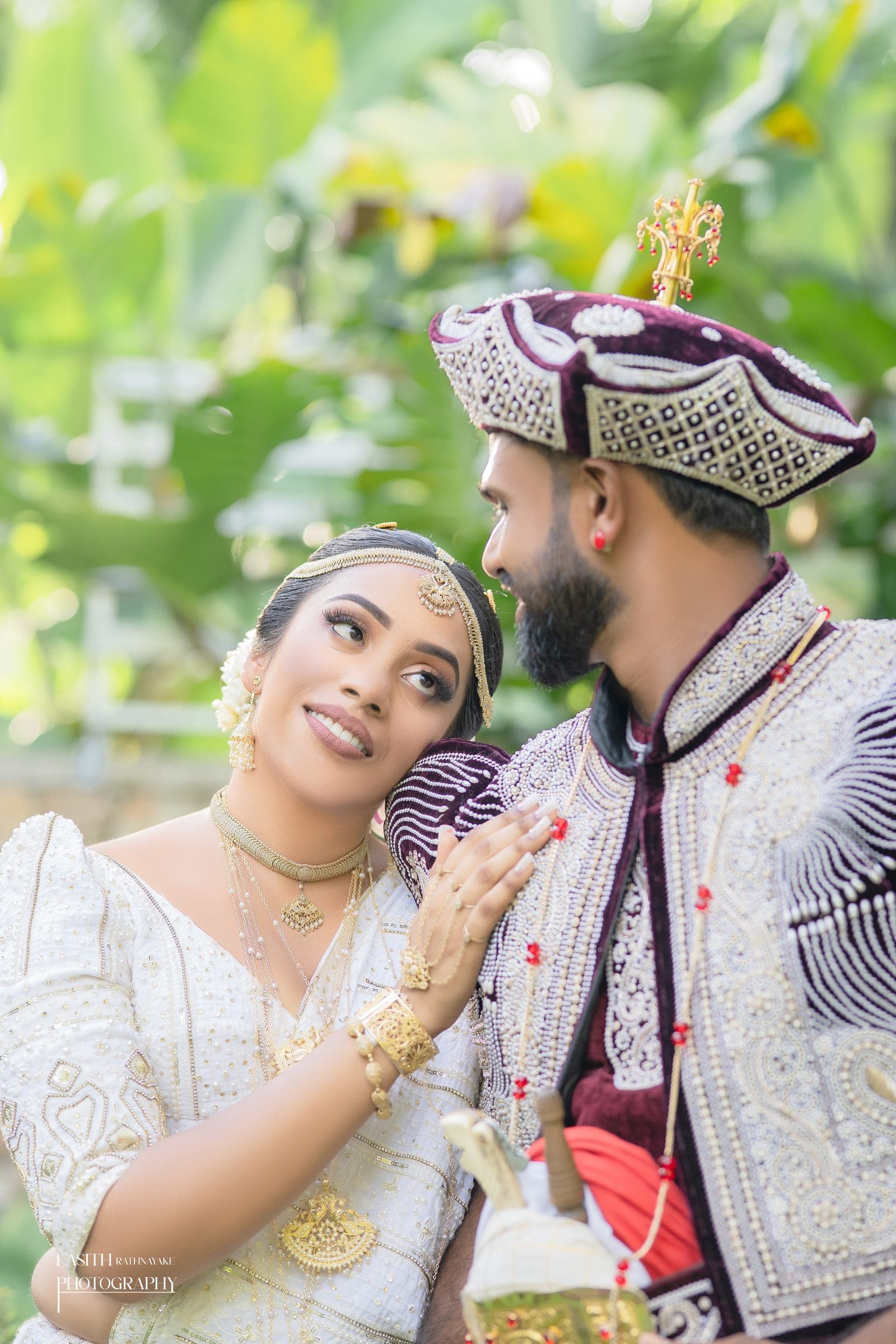 Tharushi and her groom in Kandyan wedding dress, photo 16 of 27