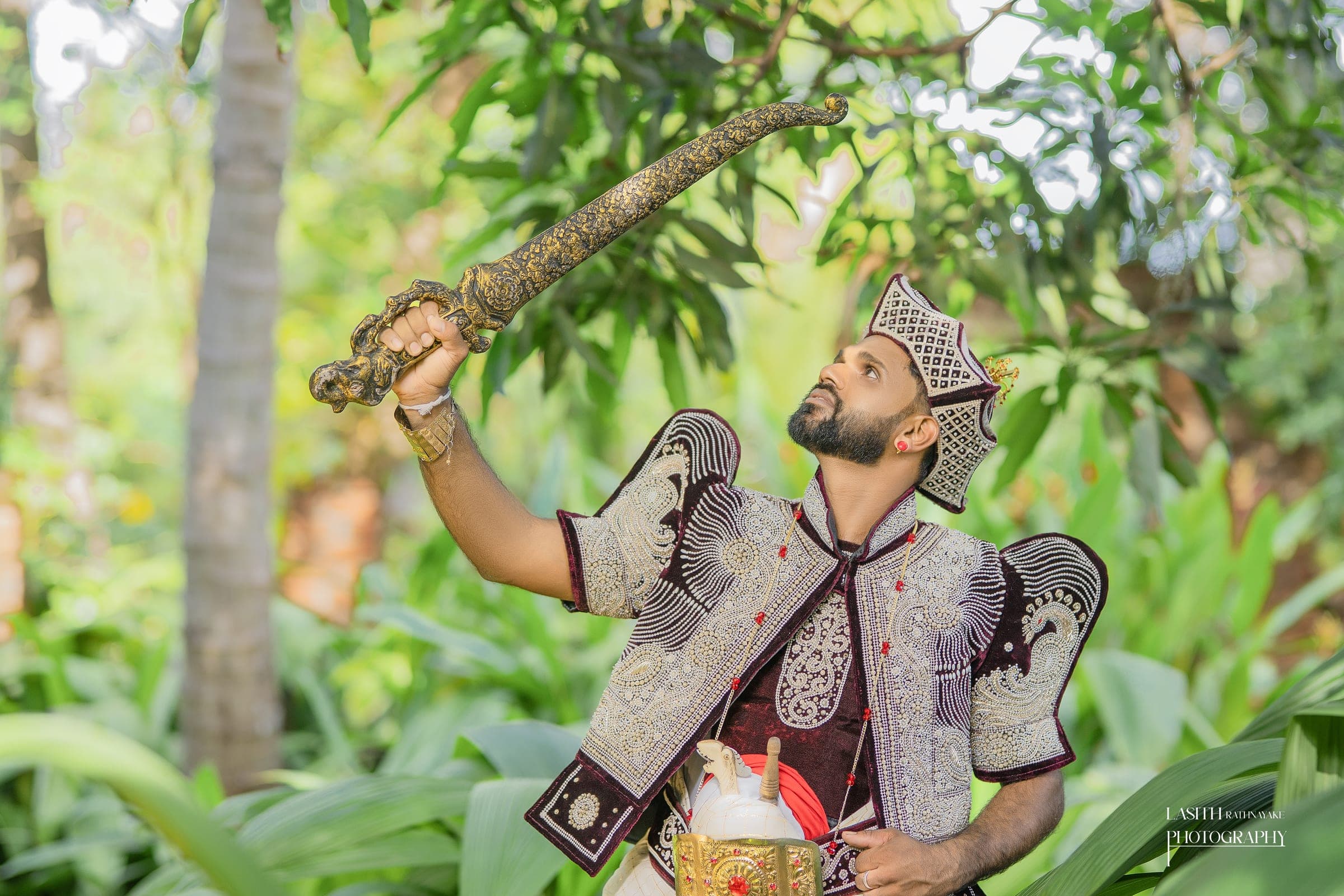 Tharushi and her groom in Kandyan wedding dress, photo 17 of 27