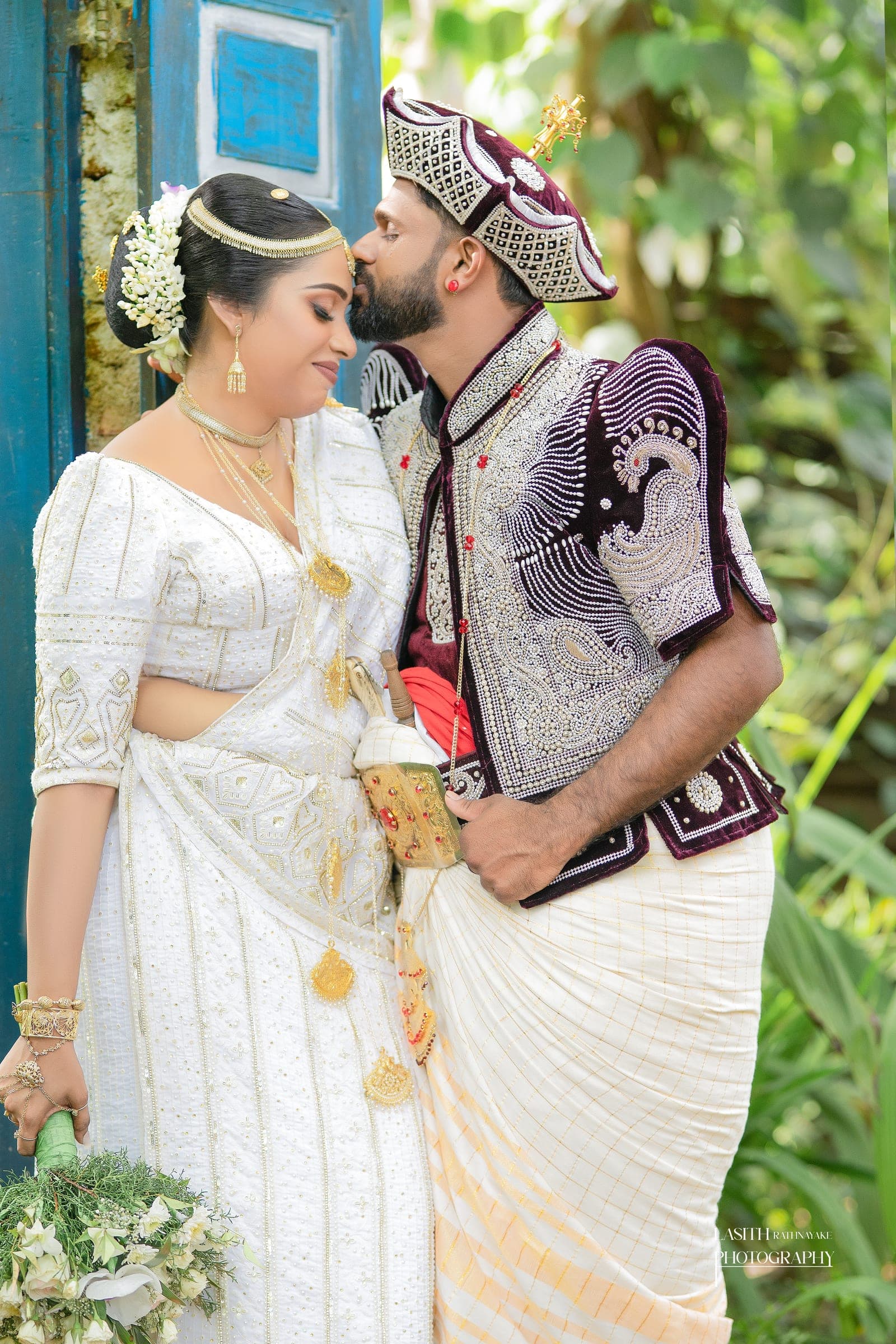 Tharushi and her groom in Kandyan wedding dress, photo 21 of 27
