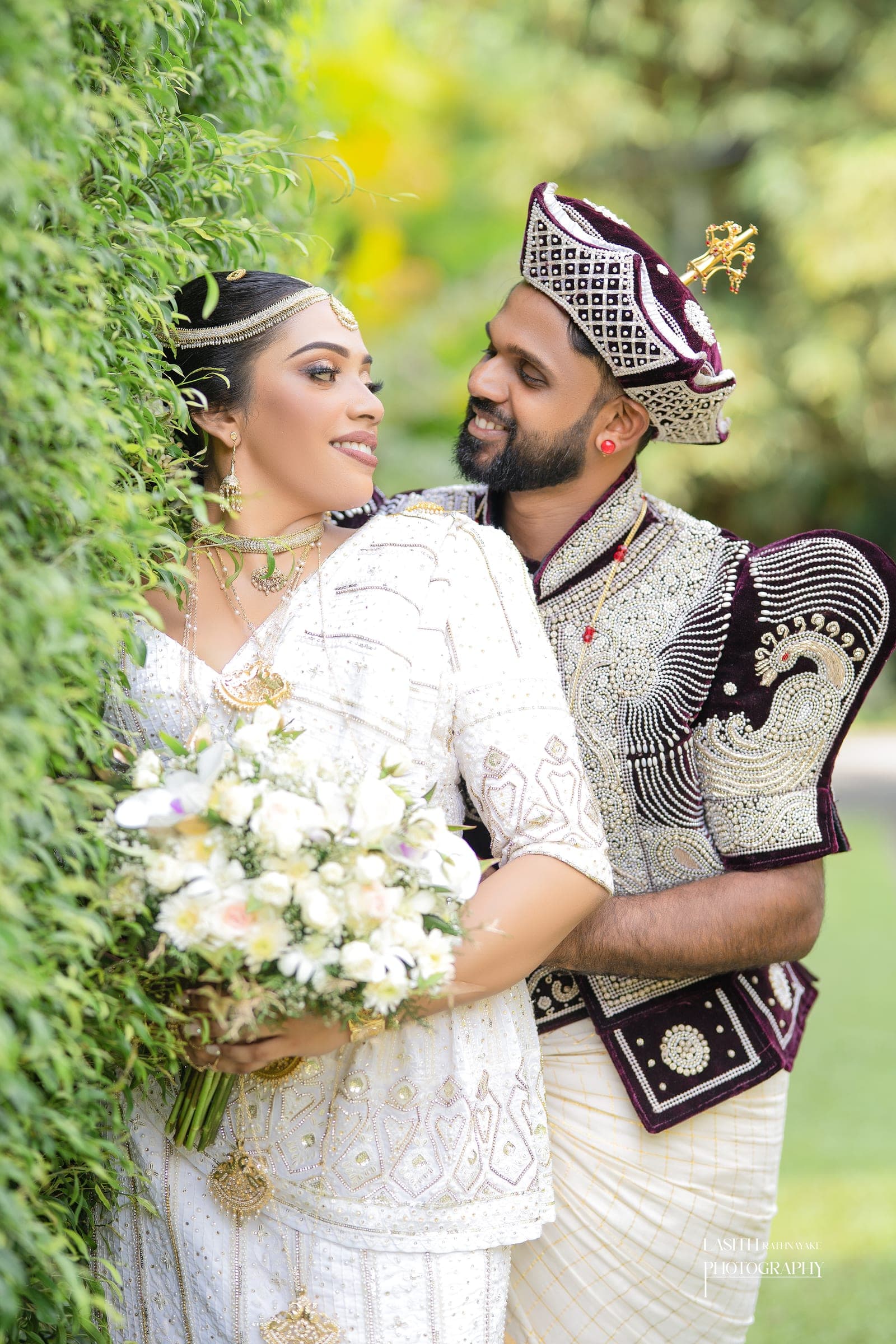 Tharushi and her groom in Kandyan wedding dress, photo 23 of 27