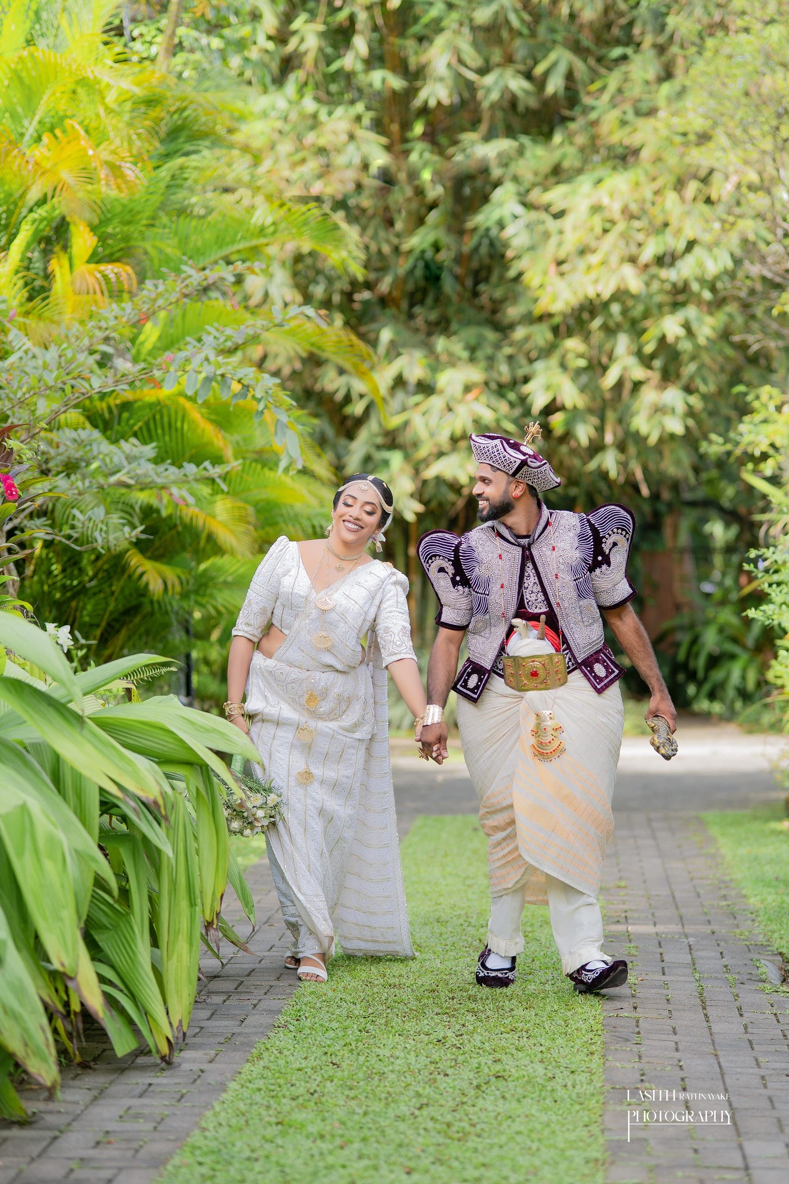Tharushi and her groom in Kandyan wedding dress, photo 26 of 27